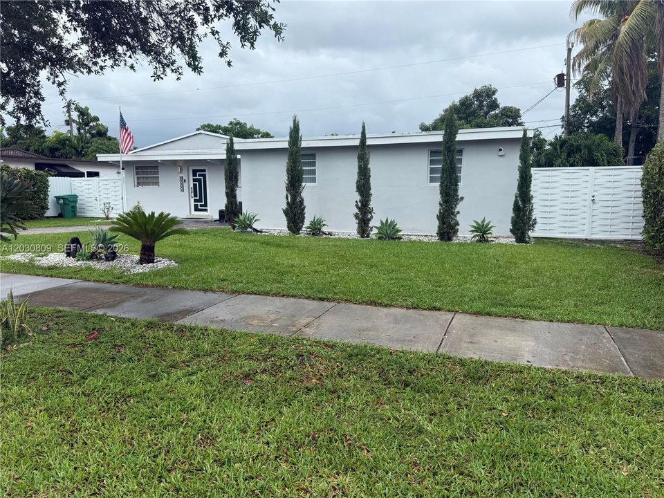 For Sale: $600,000 (3 beds, 2 baths, 969 Square Feet)