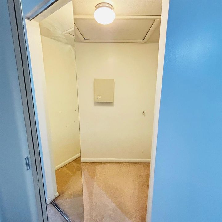 walking closet master bed