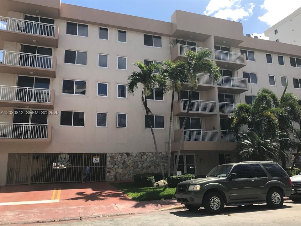 For Rent: $2,700 (1 beds, 2 baths, 752 Square Feet)