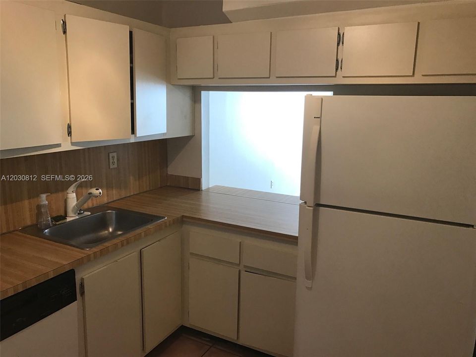 For Rent: $2,700 (1 beds, 2 baths, 752 Square Feet)