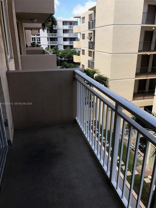 For Rent: $2,700 (1 beds, 2 baths, 752 Square Feet)