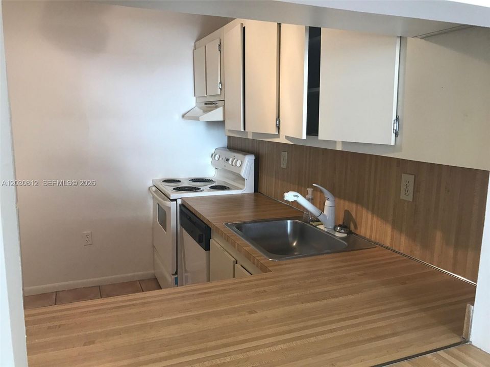 For Rent: $2,700 (1 beds, 2 baths, 752 Square Feet)