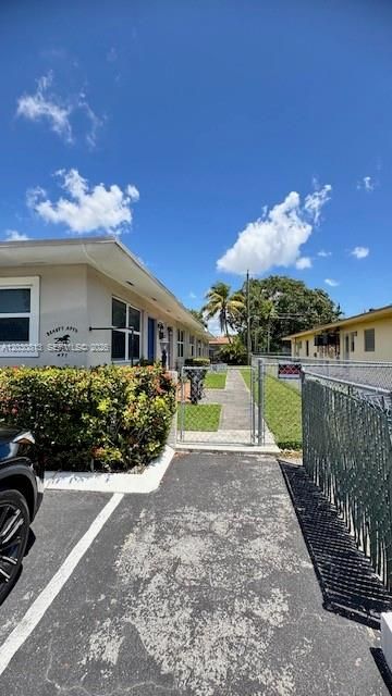 For Rent: $1,700 (1 beds, 1 baths, 400 Square Feet)