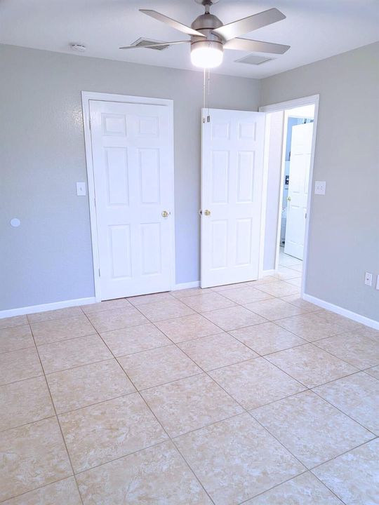 524 BACK ROOM1