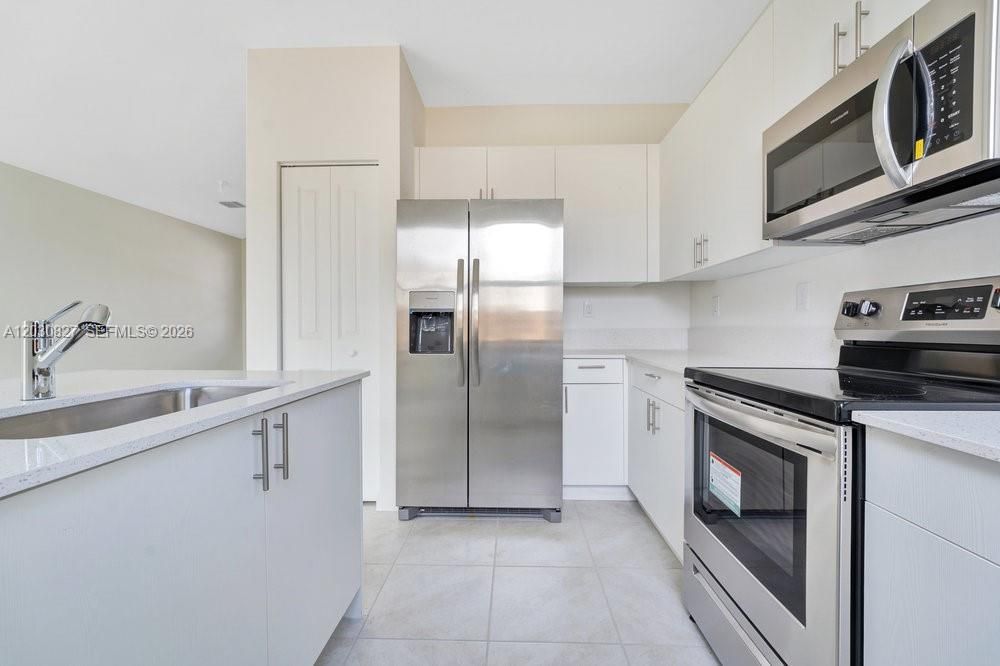 For Rent: $2,900 (3 beds, 2 baths, 1331 Square Feet)