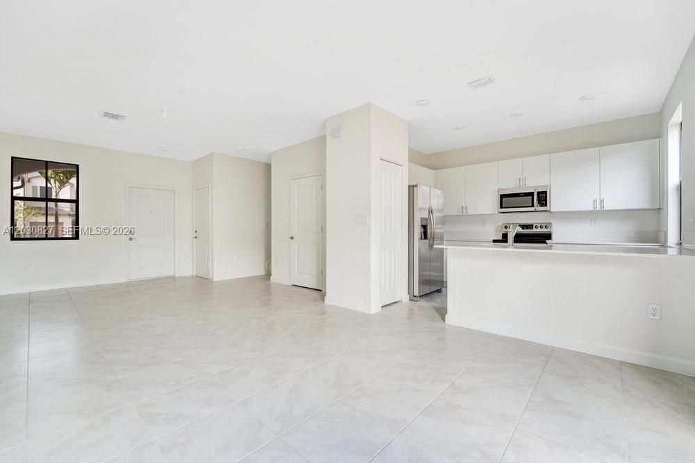 For Rent: $2,900 (3 beds, 2 baths, 1331 Square Feet)