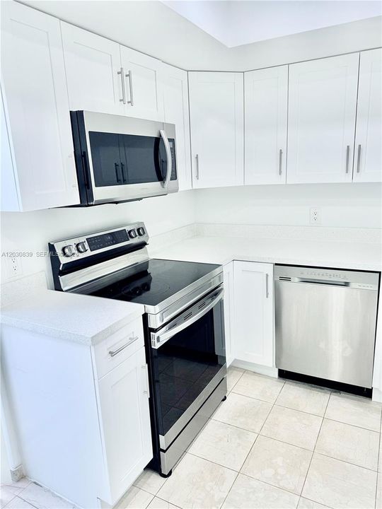 В аренду: $2,600 (2 спален, 2 ванн, 885 Квадратных фут)