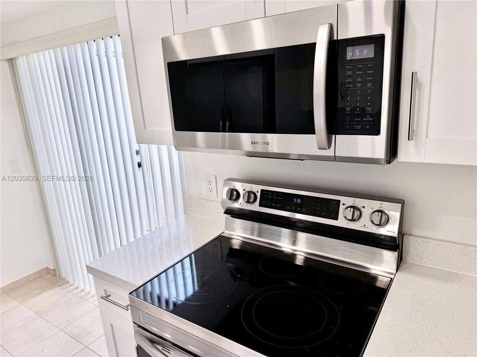 В аренду: $2,600 (2 спален, 2 ванн, 885 Квадратных фут)