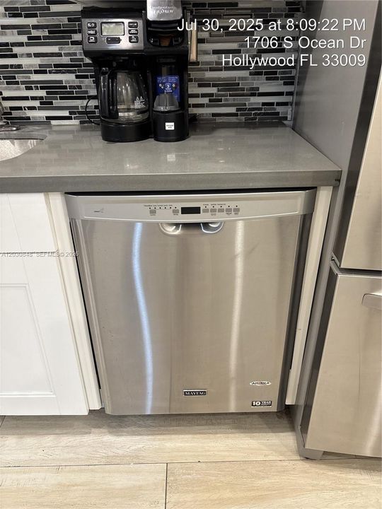Active With Contract: $2,550 (2 beds, 2 baths, 1218 Square Feet)