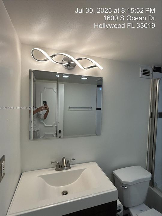 Active With Contract: $2,550 (2 beds, 2 baths, 1218 Square Feet)
