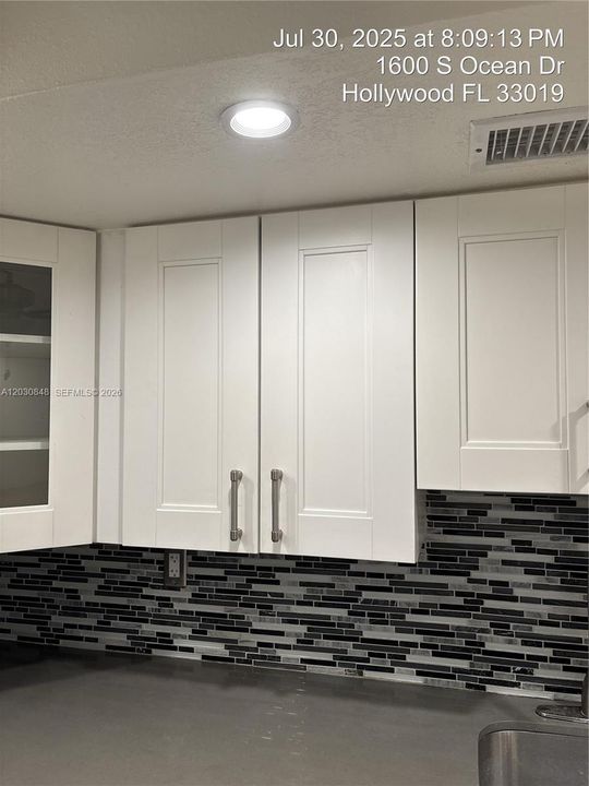 Active With Contract: $2,550 (2 beds, 2 baths, 1218 Square Feet)