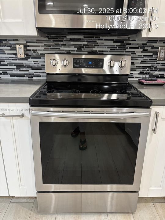 Active With Contract: $2,550 (2 beds, 2 baths, 1218 Square Feet)