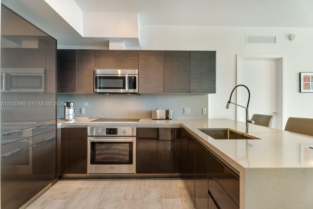 For Rent: $4,700 (1 beds, 1 baths, 830 Square Feet)