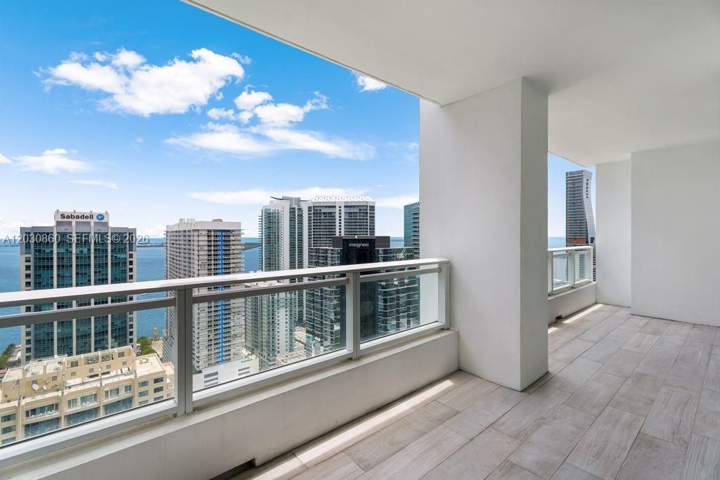 For Rent: $4,700 (1 beds, 1 baths, 830 Square Feet)