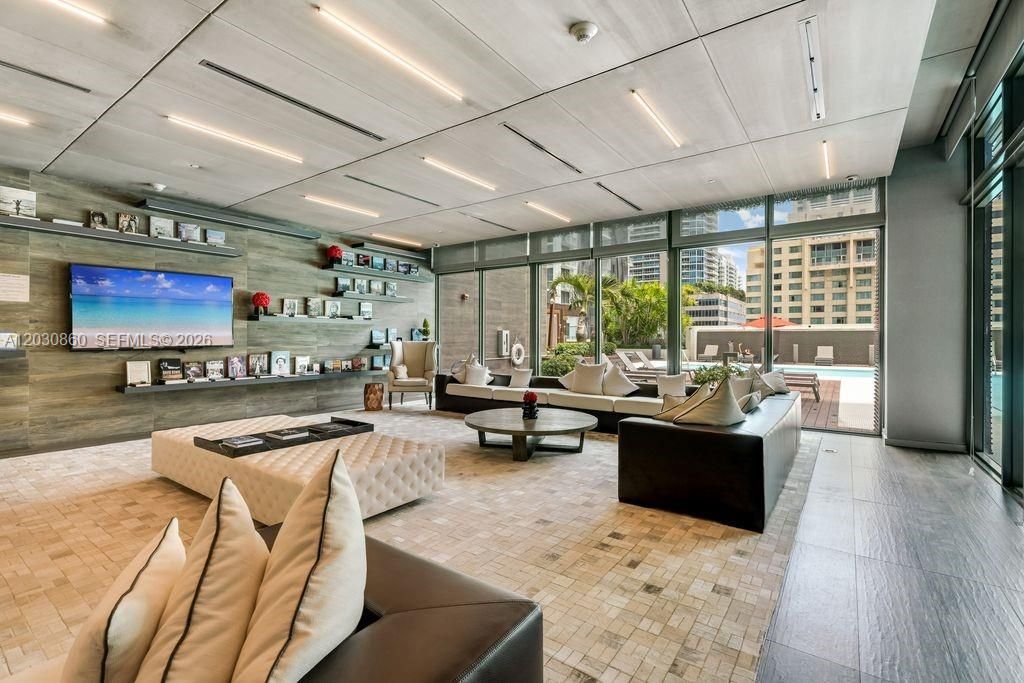 For Rent: $4,700 (1 beds, 1 baths, 830 Square Feet)