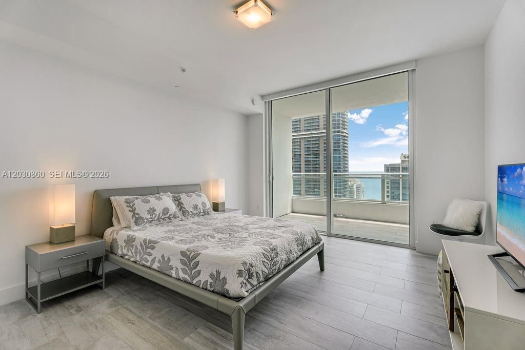 For Rent: $4,700 (1 beds, 1 baths, 830 Square Feet)