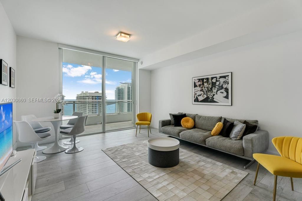 For Rent: $4,700 (1 beds, 1 baths, 830 Square Feet)