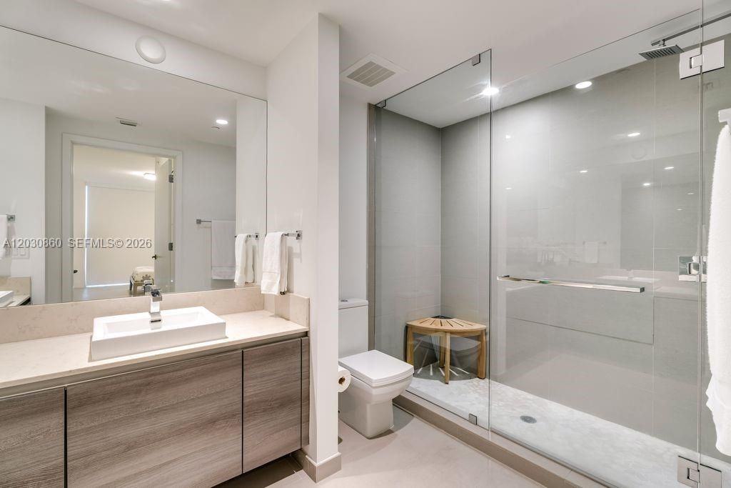 For Rent: $4,700 (1 beds, 1 baths, 830 Square Feet)