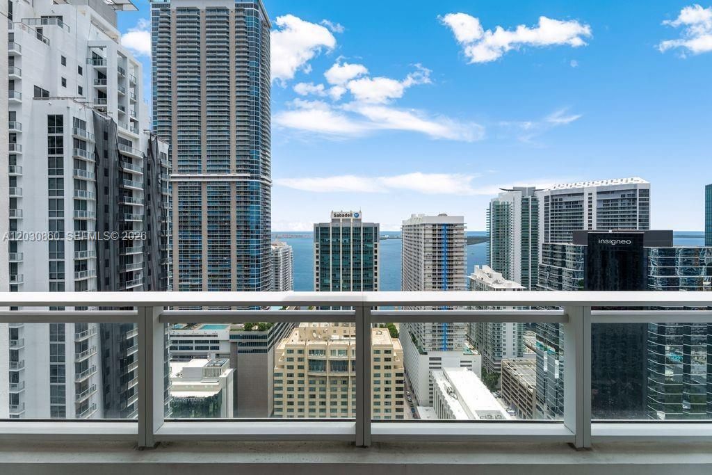 For Rent: $4,700 (1 beds, 1 baths, 830 Square Feet)