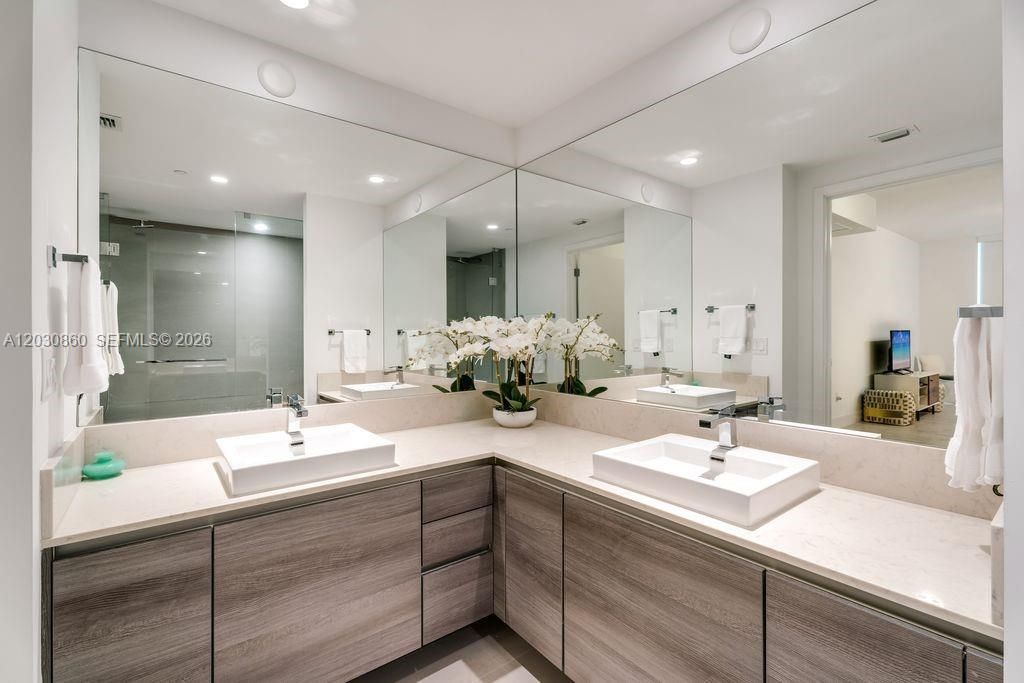 For Rent: $4,700 (1 beds, 1 baths, 830 Square Feet)