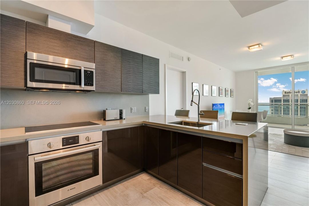 For Rent: $4,700 (1 beds, 1 baths, 830 Square Feet)