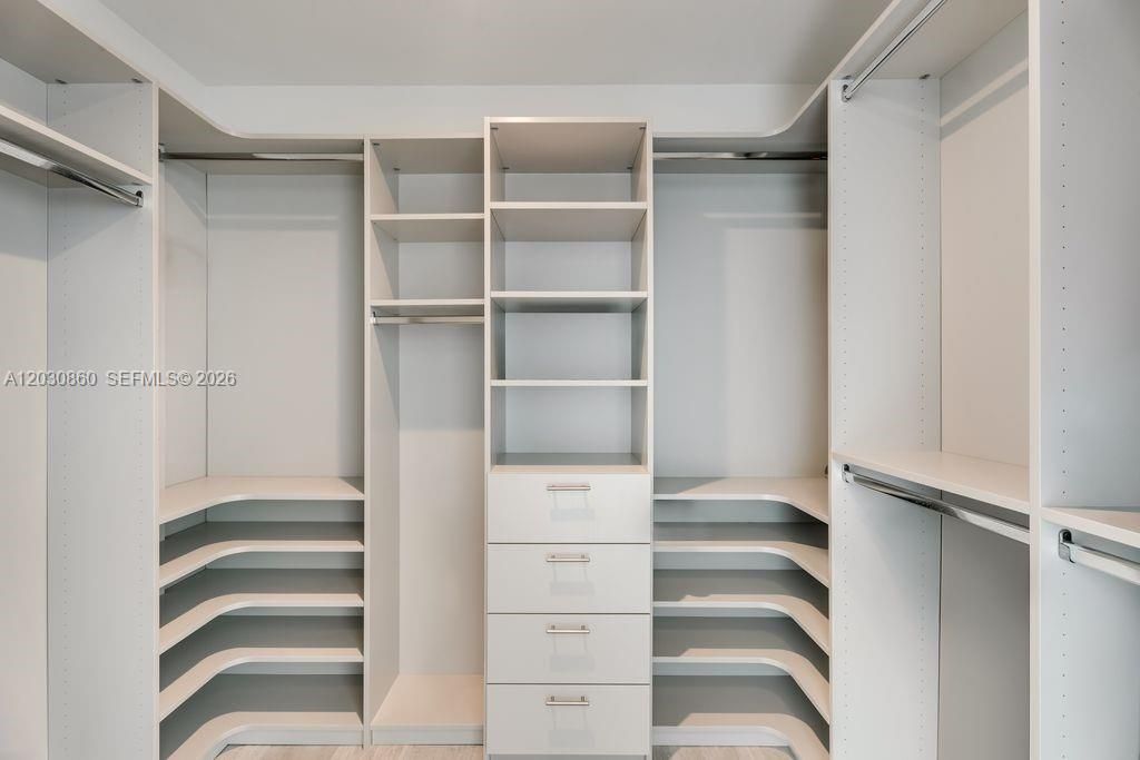 For Rent: $4,700 (1 beds, 1 baths, 830 Square Feet)