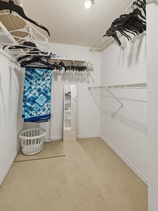WALK IN CLOSET