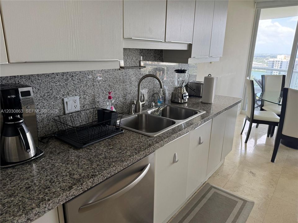 For Sale: $1,100,000 (2 beds, 2 baths, 1580 Square Feet)