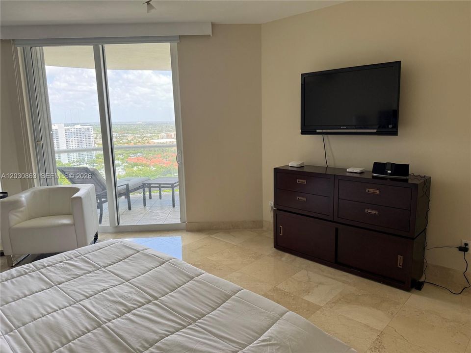For Sale: $1,100,000 (2 beds, 2 baths, 1580 Square Feet)