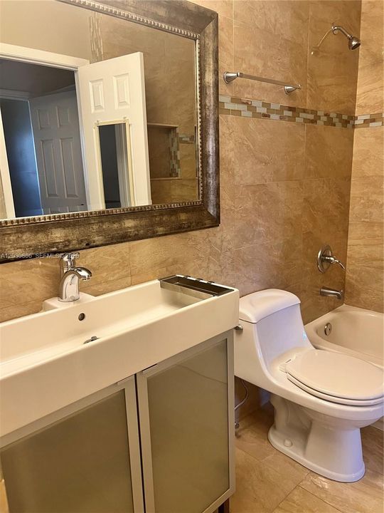 For Rent: $1,750 (1 beds, 1 baths, 689 Square Feet)