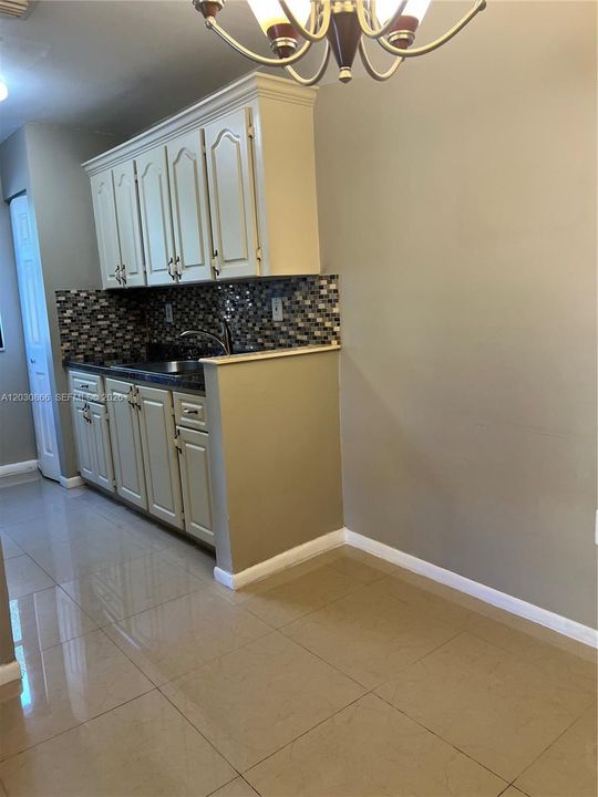 For Rent: $1,750 (1 beds, 1 baths, 689 Square Feet)