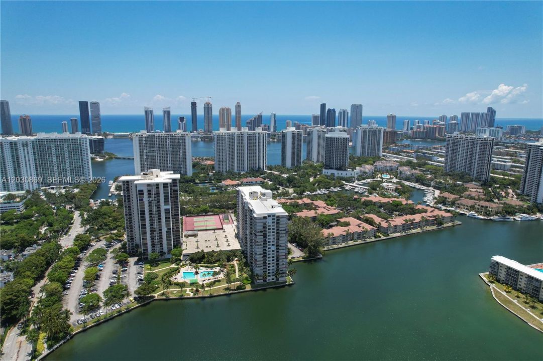 For Sale: $285,000 (2 beds, 2 baths, 1322 Square Feet)