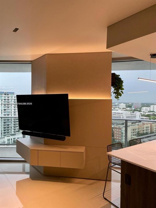For Rent: $5,750 (2 beds, 2 baths, 1178 Square Feet)