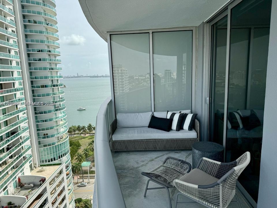 For Rent: $5,750 (2 beds, 2 baths, 1178 Square Feet)