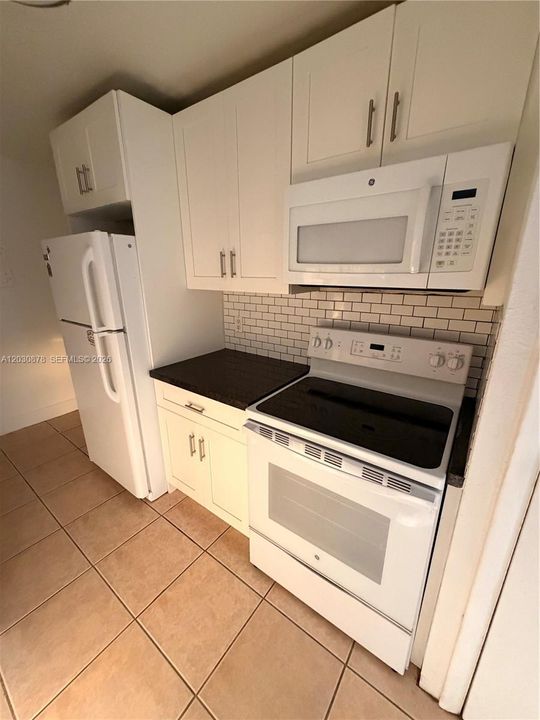For Rent: $2,550 (2 beds, 1 baths, 763 Square Feet)