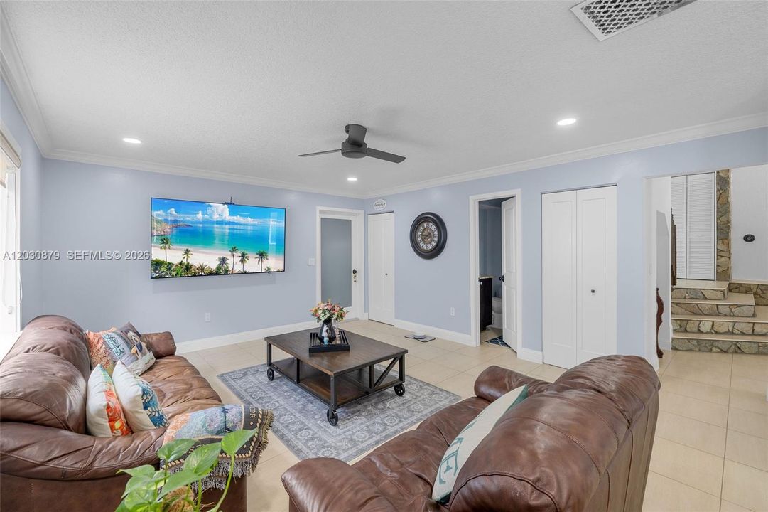 For Rent: $4,150 (4 beds, 2 baths, 1988 Square Feet)