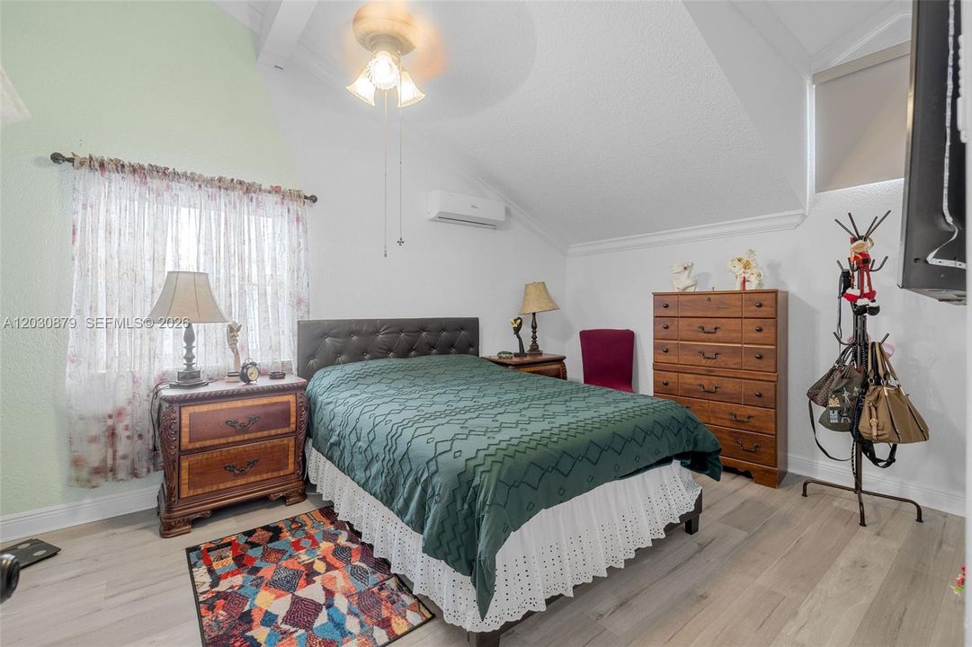 For Rent: $4,150 (4 beds, 2 baths, 1988 Square Feet)