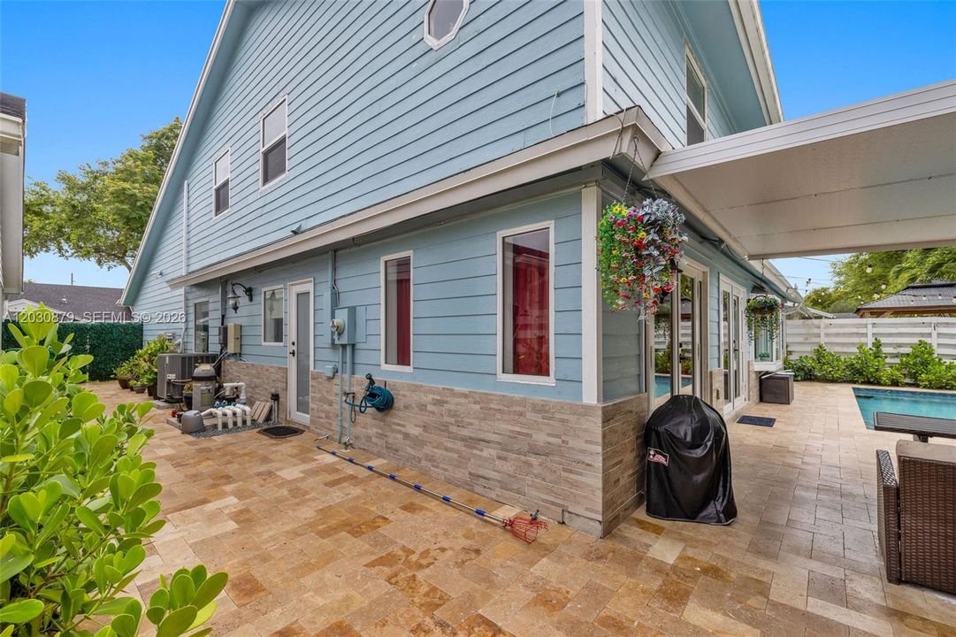 For Rent: $4,150 (4 beds, 2 baths, 1988 Square Feet)