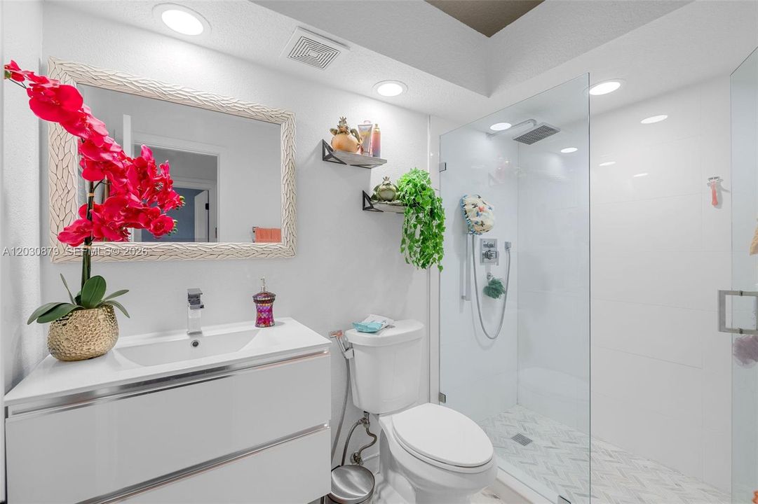 For Rent: $4,150 (4 beds, 2 baths, 1988 Square Feet)