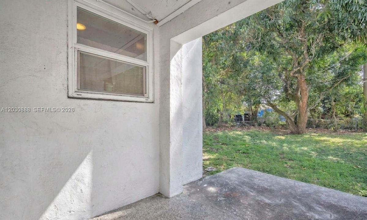 For Sale: $399,900 (2 beds, 1 baths, 837 Square Feet)