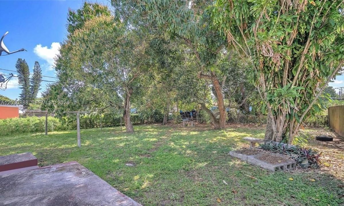 For Sale: $399,900 (2 beds, 1 baths, 837 Square Feet)