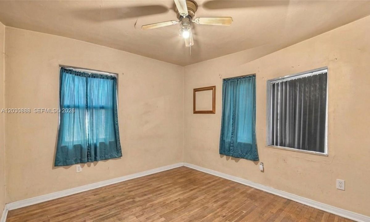 For Sale: $399,900 (2 beds, 1 baths, 837 Square Feet)