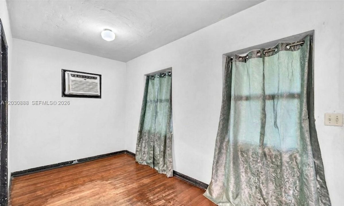 For Sale: $399,900 (2 beds, 1 baths, 837 Square Feet)