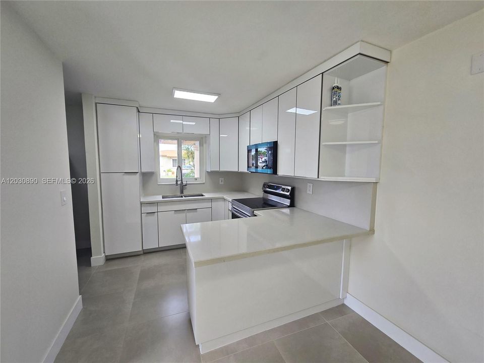 For Rent: $3,000 (2 beds, 1 baths, 900 Square Feet)