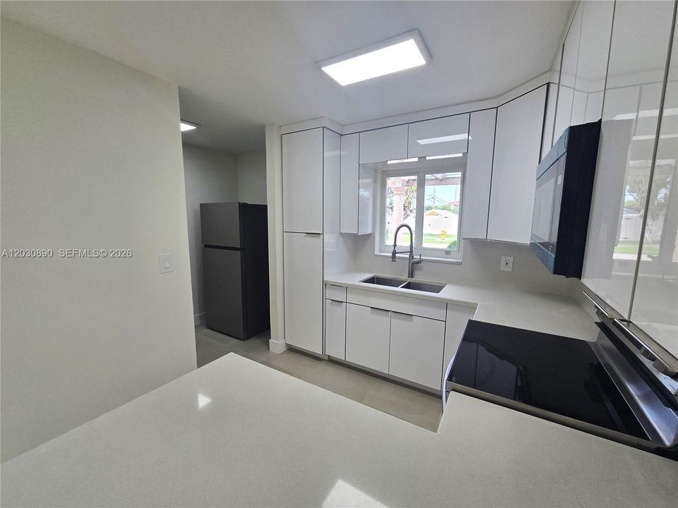 For Rent: $3,000 (2 beds, 1 baths, 900 Square Feet)