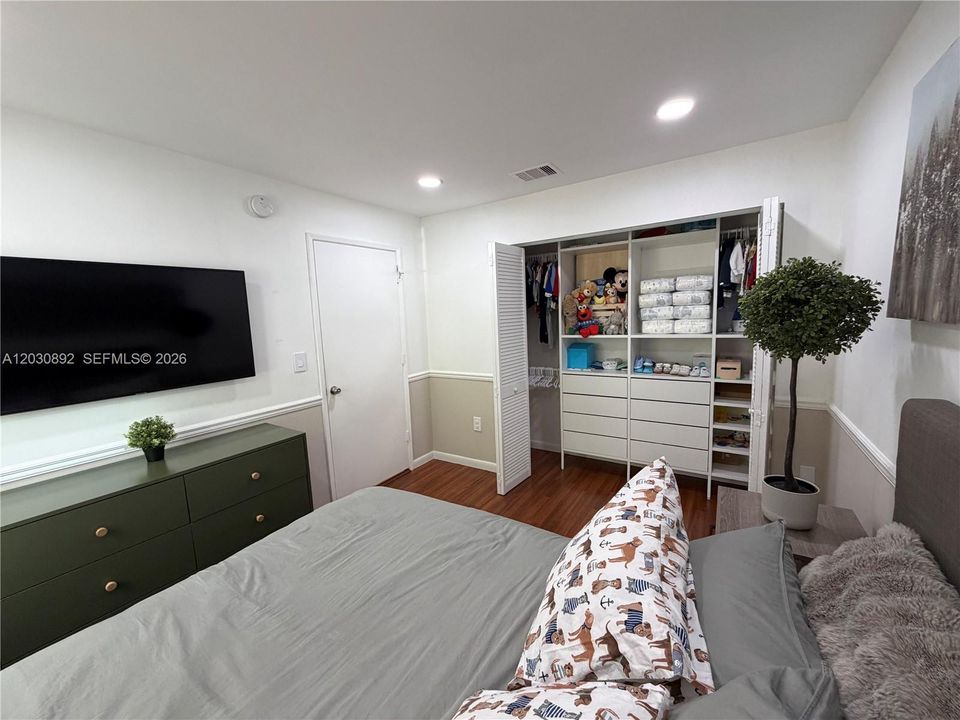 For Sale: $359,900 (2 beds, 2 baths, 1010 Square Feet)