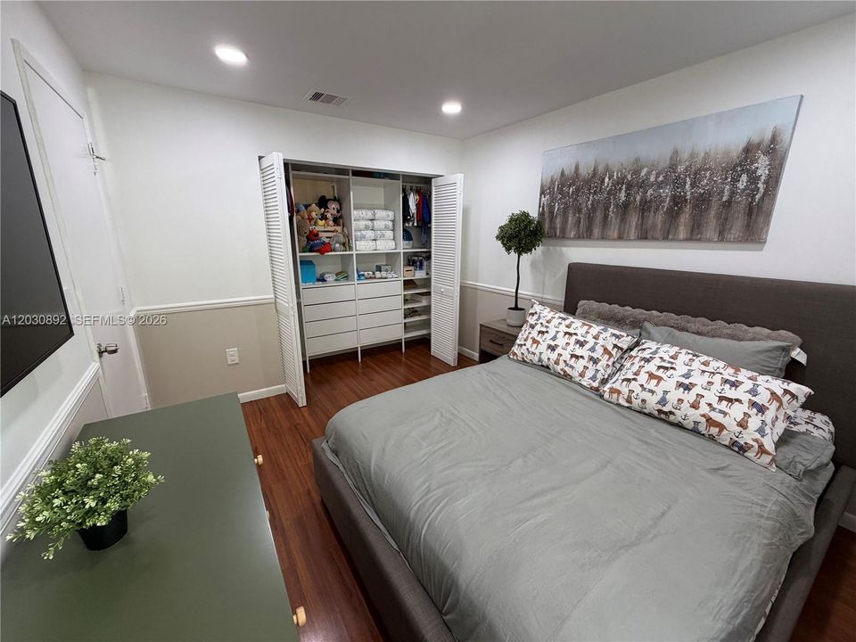 For Sale: $359,900 (2 beds, 2 baths, 1010 Square Feet)