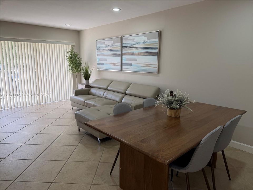 For Sale: $359,900 (2 beds, 2 baths, 1010 Square Feet)