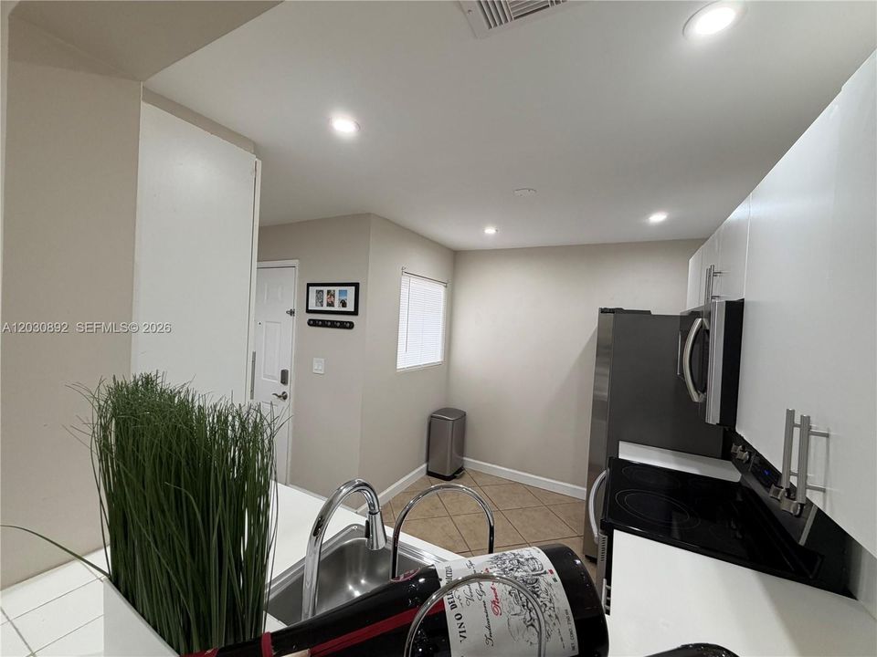 For Sale: $359,900 (2 beds, 2 baths, 1010 Square Feet)