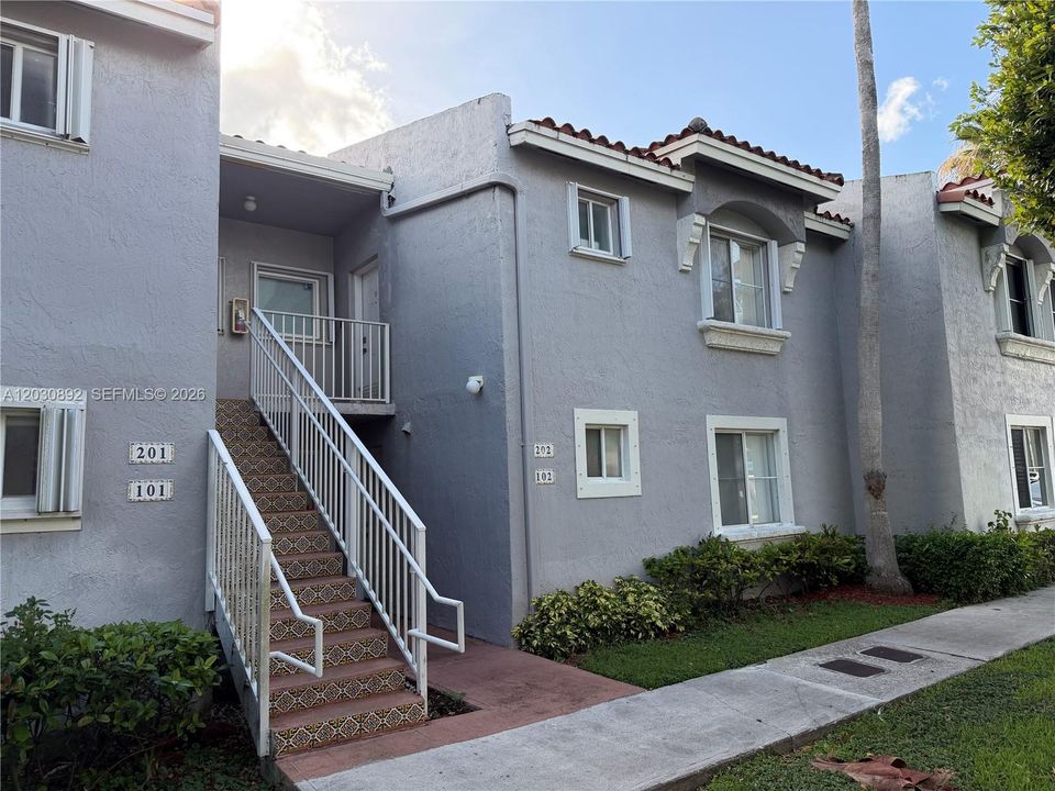 For Sale: $359,900 (2 beds, 2 baths, 1010 Square Feet)
